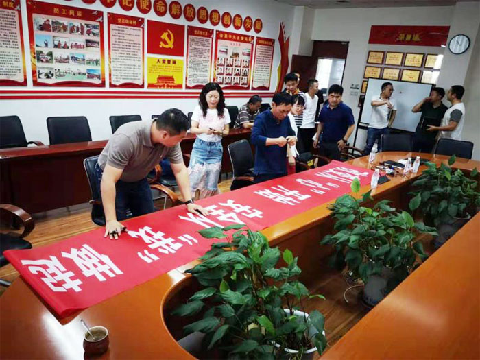 四川圣諾公司組織全員在“改變從心開始，安全從我做起”的橫幅上簽字表態(tài)