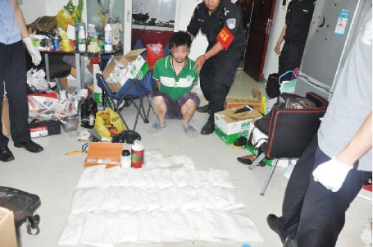 廚房水管破裂傳出刺鼻性氣味，原以為是鄰居家甲醛超標(biāo)，沒想到是“絕命毒師”