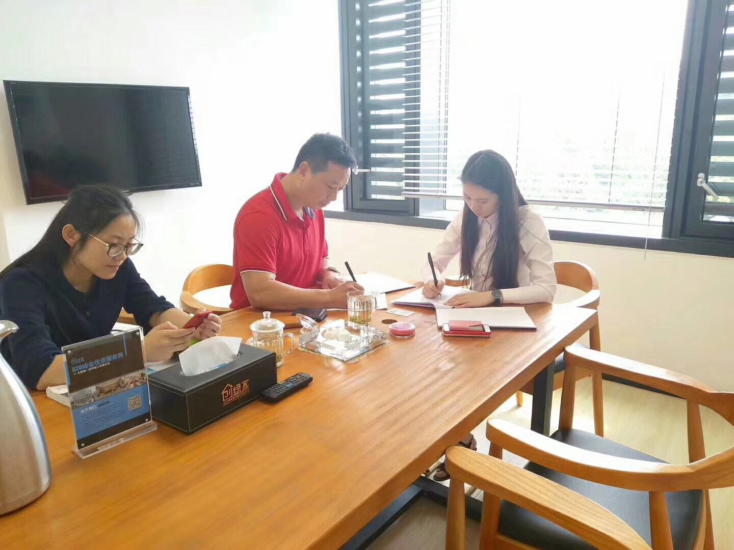 熱烈祝賀余總簽約創(chuàng)綠家海南省市級(jí)代理！