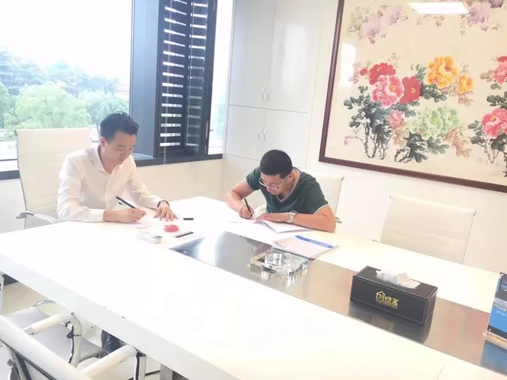 熱烈祝賀劉總簽約創(chuàng)綠家麗水市區(qū)級代理！