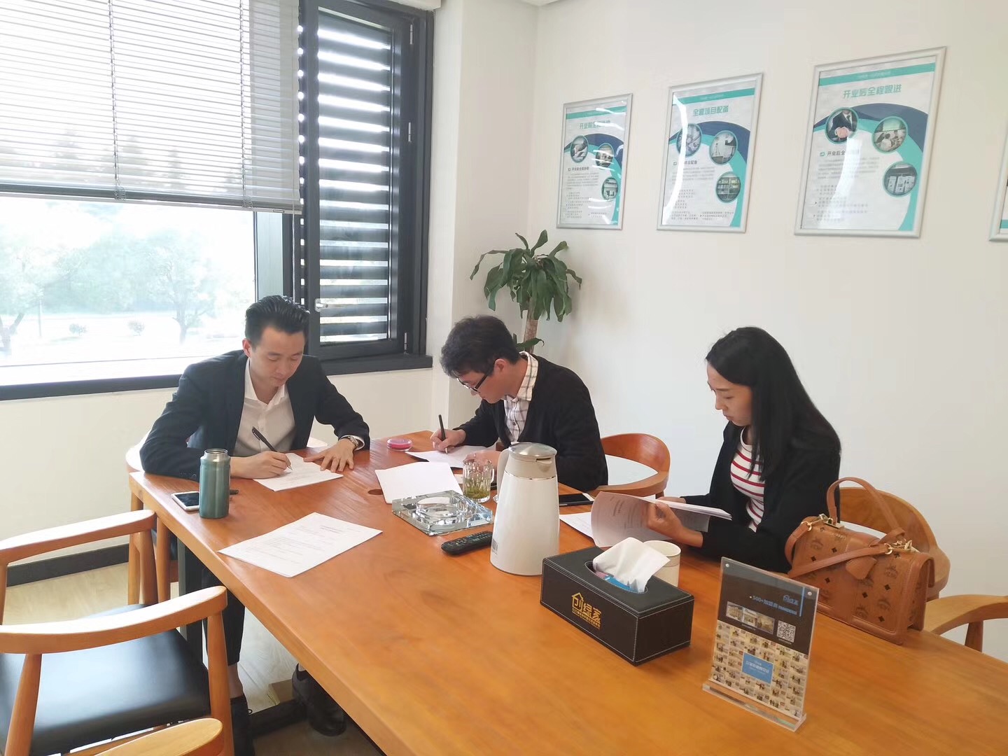 熱烈祝賀陳總夫婦簽約創(chuàng)綠家紹興市縣級代理！