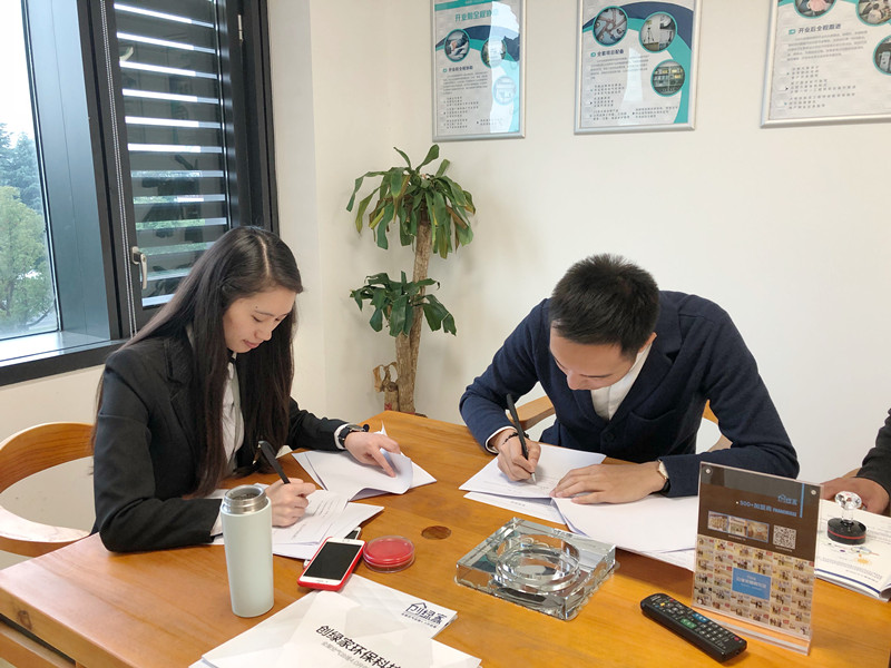 熱烈祝賀龍總、趙總簽約創(chuàng)綠家南京市區(qū)級代理！