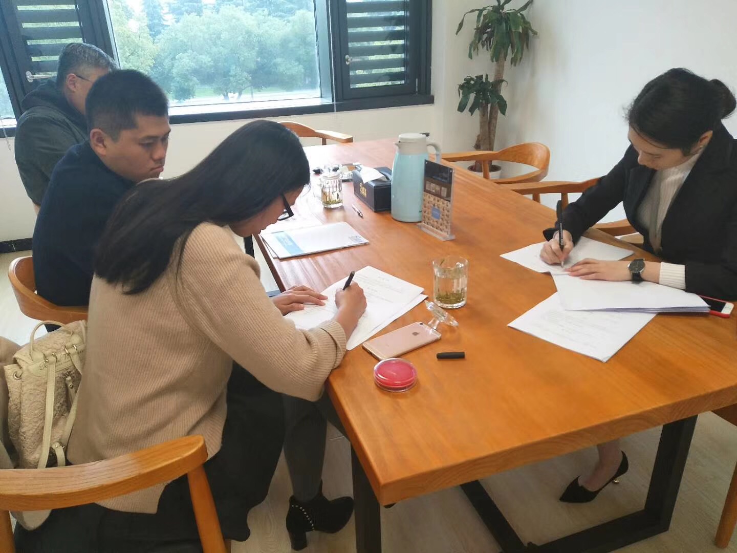 熱烈祝賀陳總一行簽約創(chuàng)綠家無錫市區(qū)級(jí)代理！