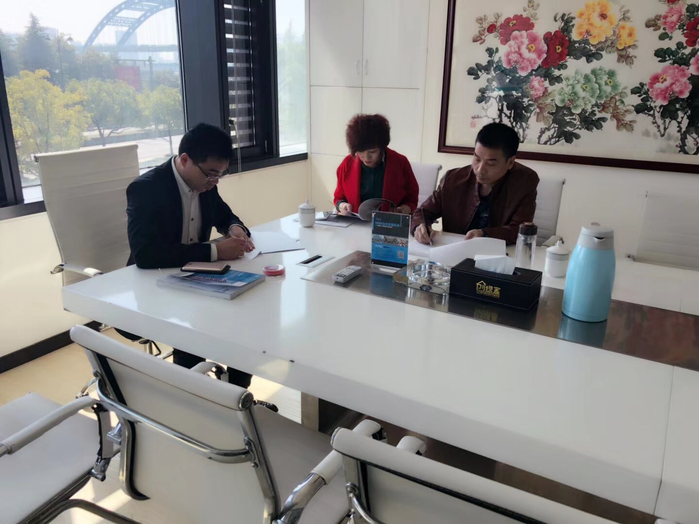 熱烈祝賀陳總夫婦簽約創(chuàng)綠家博爾塔拉蒙古自治州區(qū)級(jí)代理！