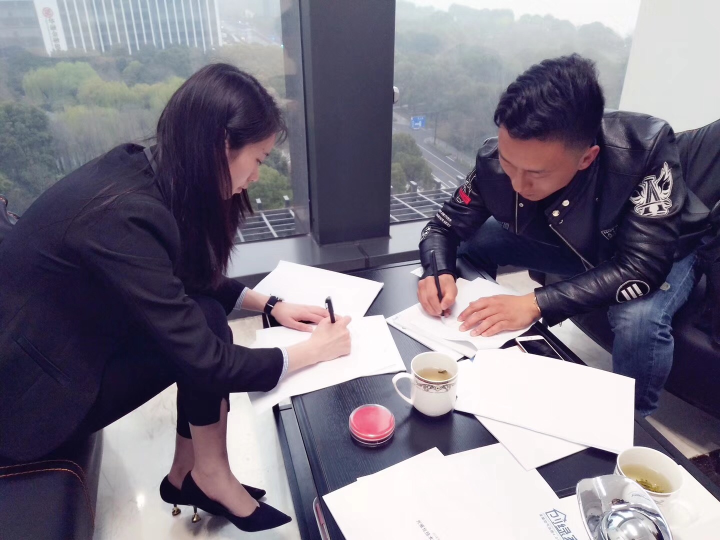 熱烈祝賀張總父子簽約創(chuàng)綠家江蘇省市級(jí)代理！