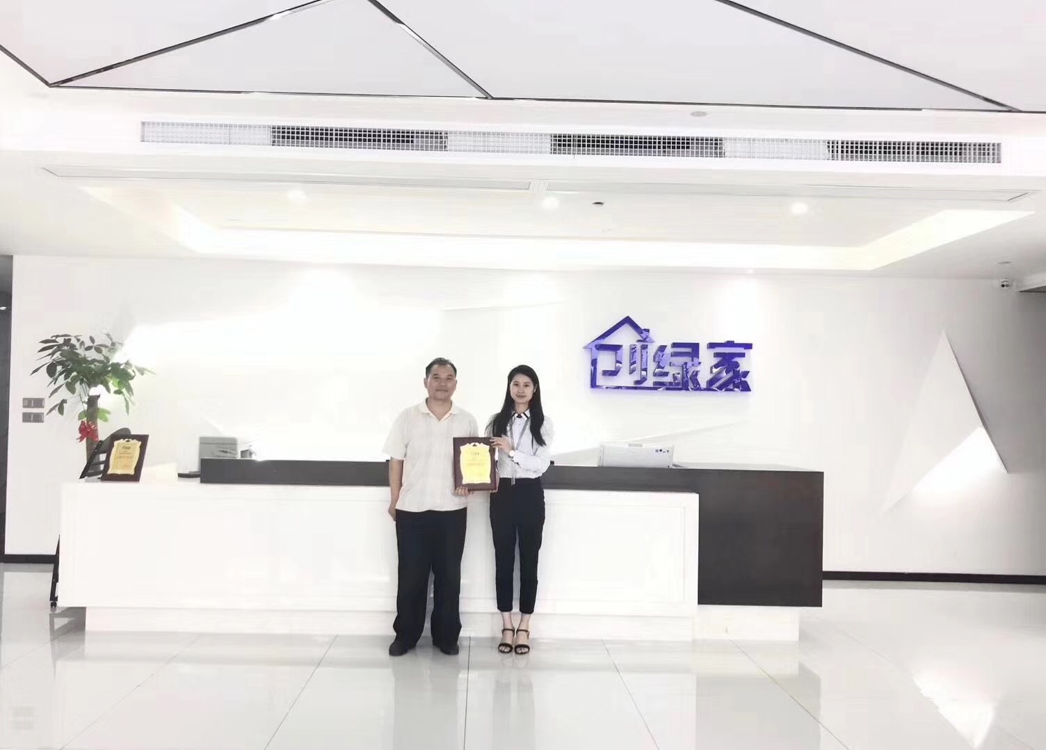 熱烈祝賀張總簽約創(chuàng)綠家鄭州市縣級代理！