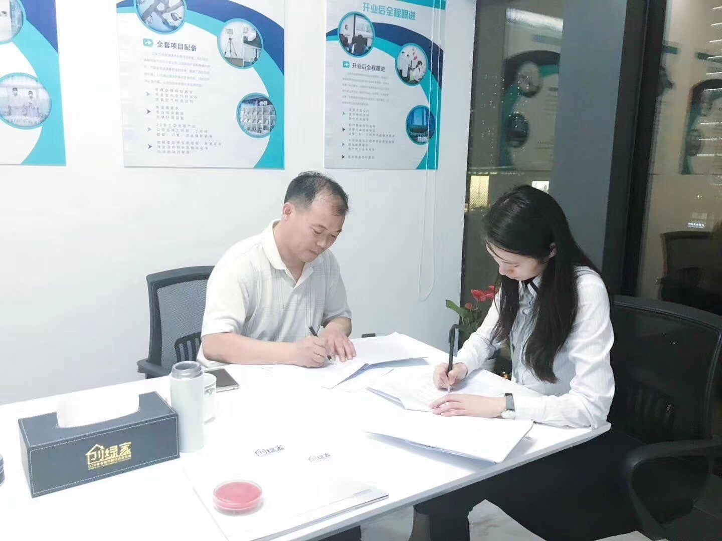 熱烈祝賀張總簽約創(chuàng)綠家鄭州市縣級代理！