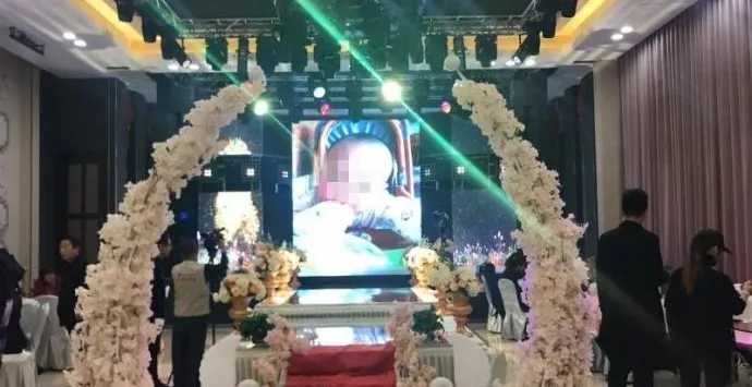 4歲男孩和媽媽辦“婚禮”，真相令人淚崩！