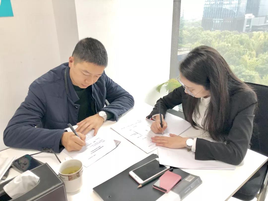 熱烈祝賀張總簽約創(chuàng)綠家成都市區(qū)級代理！