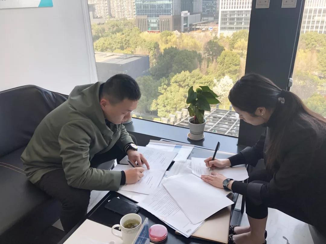 彭總之前是在國企上班，現(xiàn)在選擇自己創(chuàng)業(yè)，自己做過多方面的了解，千里迢迢來考察，注重公司實力、扶持力度和產(chǎn)品效果，對這個行業(yè)也是非常有信心，在我們除醛技術(shù)交流峰會現(xiàn)場果斷簽約！