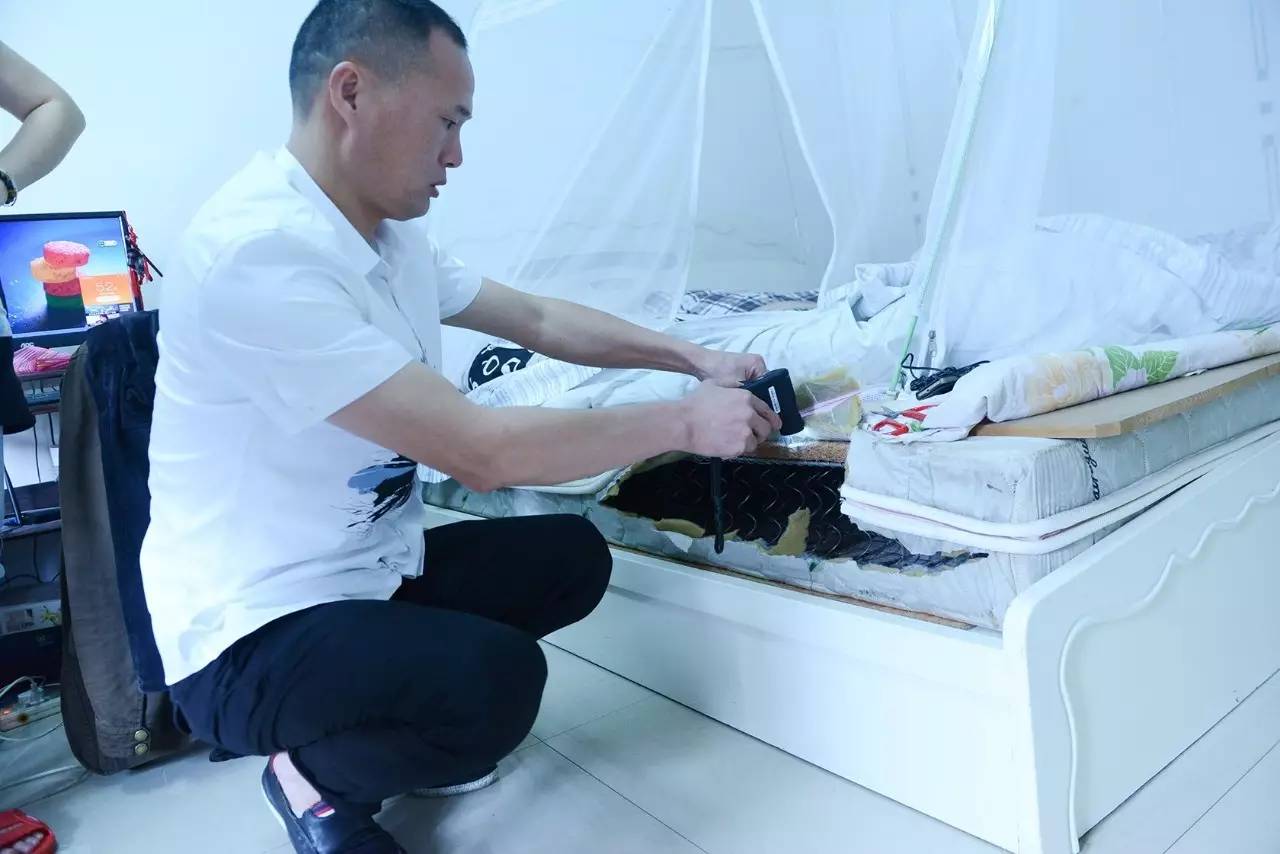 南京美女睡了10年的床墊，掀開后把全家人都嚇傻了……