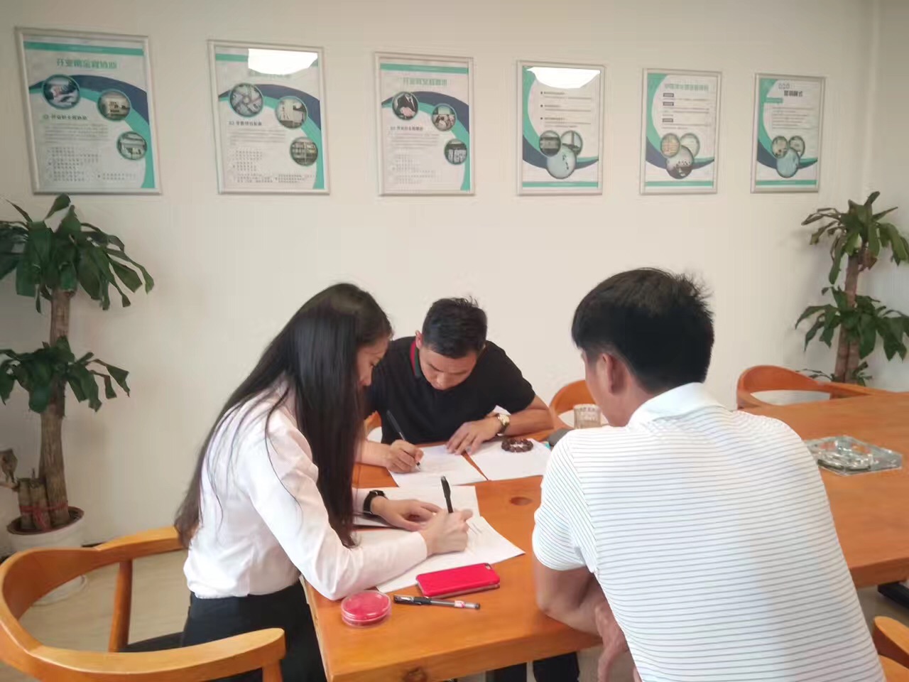 熱烈祝賀普洱李總兄弟簽約創(chuàng)綠家！